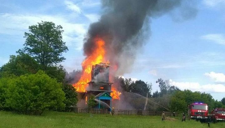 Пожар в храме святителя Феодосия Черниговского. Фото: cn.dsns.gov.ua