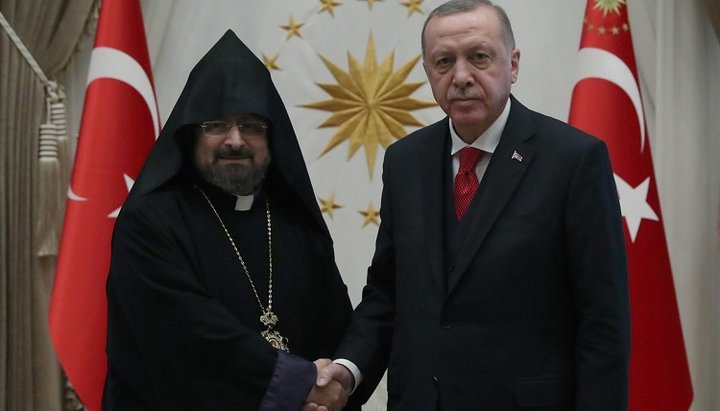 Arhiepiscopul Sahak II Mashalyan și președintele turc Recep Erdogan. Imagine: pbs.twimg.com