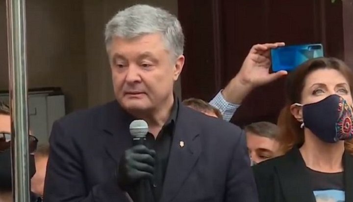Fostul președinte al Ucrainei Petro Poroșenko lângă Tribunalul din Pecersk, Kiev. Imagine: YouTube / Radio Liberty