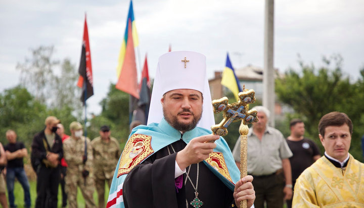 Экс-митрополит УПЦ Александр (Драбинко) в Морозовке. Фото: Facebook