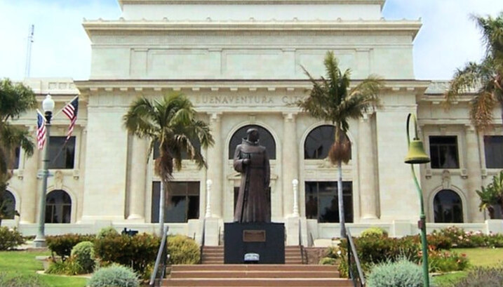 Статуя Хуніперо Серра перед будівлею мерії Вентури. Фото: ktla.com