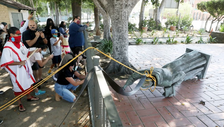 Поверженная статуя Хуниперо Серра в Лос-Анджелесе. Фото: latimes.com