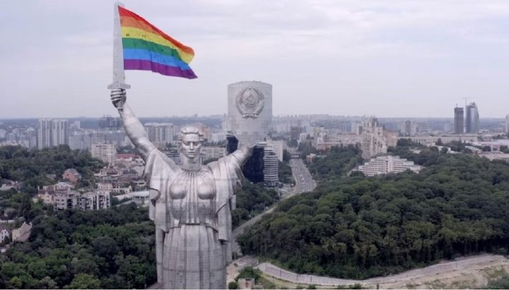 Σημαία με ουράνιο τόξο στο μνημείο Μητέρα-Πατρίδα στο Κίεβο. Φωτογραφία: στιγμιότυπο οθόνης από το βίντεο της κοινότητας KyivPride στο Facebook