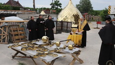 Митрополит Арсеній освятив накупольні хрести нового храму Святогорська