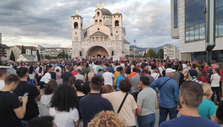 Верующие возле храма в честь Воскресения Христова в Подгорице. Фото: mitropolija.com
