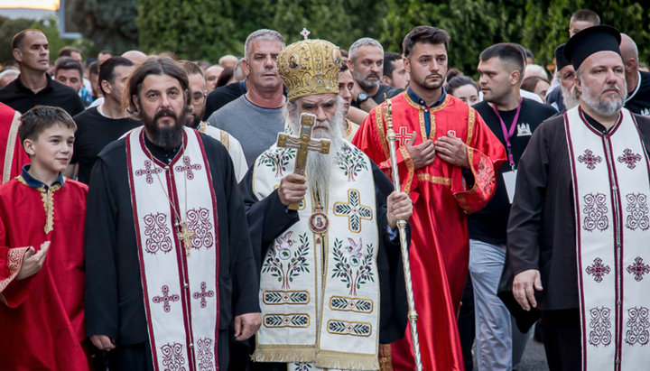 Митрополит Амфилохий (в центре) во время Крестного хода в Подгорице. Фото: mitropolija.com