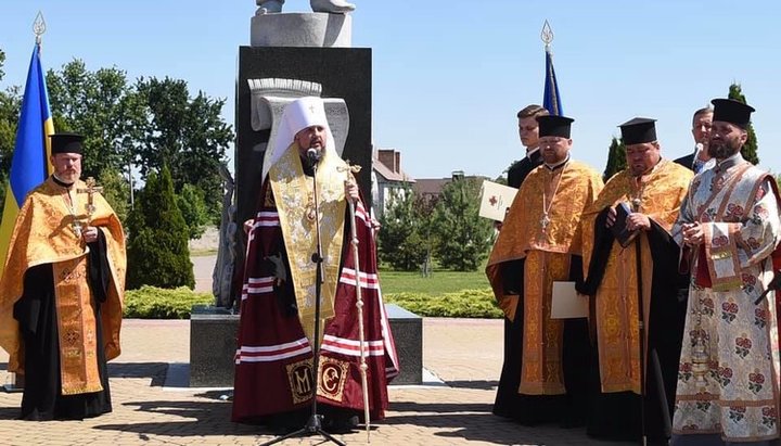 Primatul Bisericii Ortodoxe a Ucrainei Epifanie la inaugurarea monumentului poetului Pavlo Ciubinski. Imagine: pagina de Facebook a BOaU 