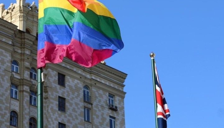 ЛГБТ-прапор біля посольства Великобританії в Москві. Фото: Telegram-аккаунт дипвідомства