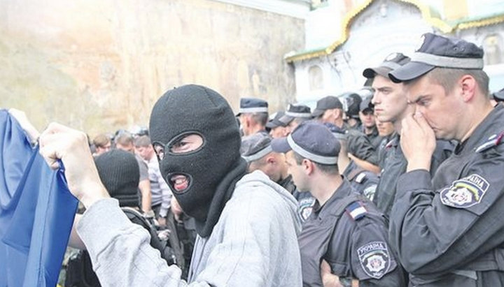 Representatives of right radical organizations at the walls of the Kyiv-Pechersk Lavra. Photo: seraphim.com.ua