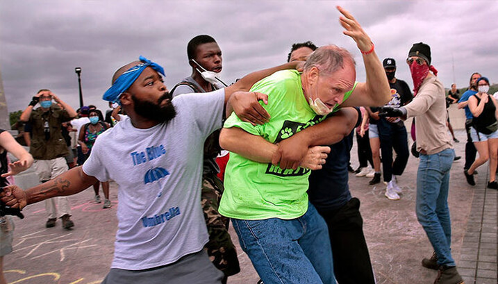 Активисты Black Lives Matter напали на христианина в Сент-Луисе. Фото: аккаунт Walker More в Twitter