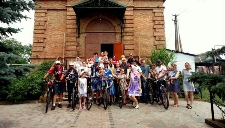 Велопаломники біля Хрестовоздвиженського храму в Іскрівці. Фото: Криворізька єпархія УПЦ