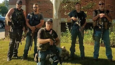 În SUA catolicii își apără biserica cu arma în mână de reprezentanții BLM