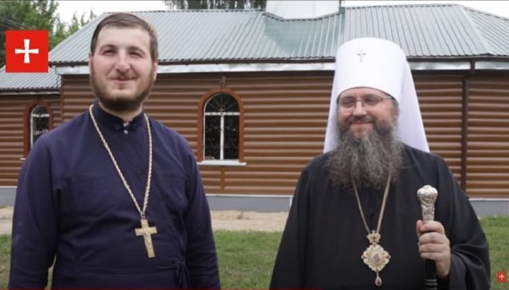 Ηγούμενος ενορίας UOC στο χωριό Ολένιβκα ιερεύς Αλέξανδρος Γλάντις και Μητροπολίτης Κλήμεντ (Βετσέρια). Φωτογραφία: στιγμιότυπο οθόνης βίντεο/YouTube/Pershiy Kozatsky