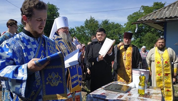 Митрополит Мелетий совершил чин закладки камня на строительство храма. Фото: Черновицко-Буковинская епархия