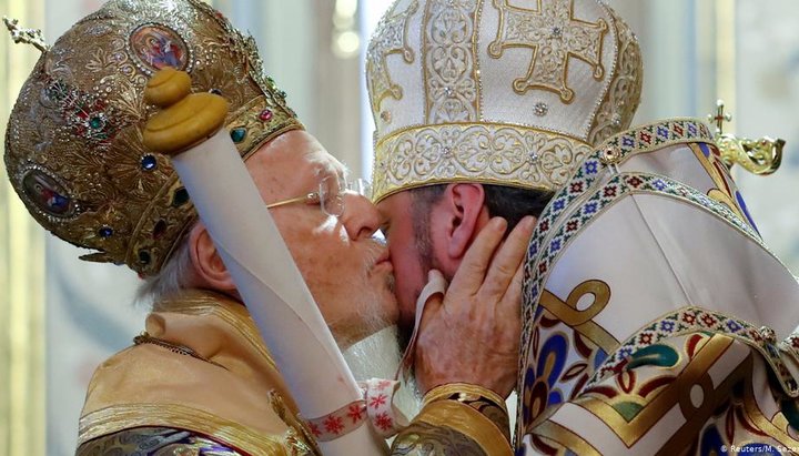 Патріарх Варфоломій цілує Сергія (Єпіфанія) Думенка. Фото: DW