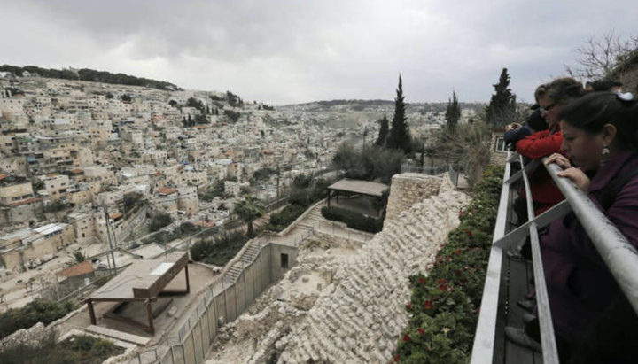 Посетители осматривают археологические раскопки, известные как Город Давида. Фото: christianpost.com