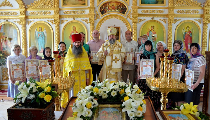 Митрополит Криворожский и Никопольский Ефрем (Кицай) наградил сотрудников Криворожской городской клинической больницы №8 за борьбу с COVID-19. Фото: eparhia.com.ua