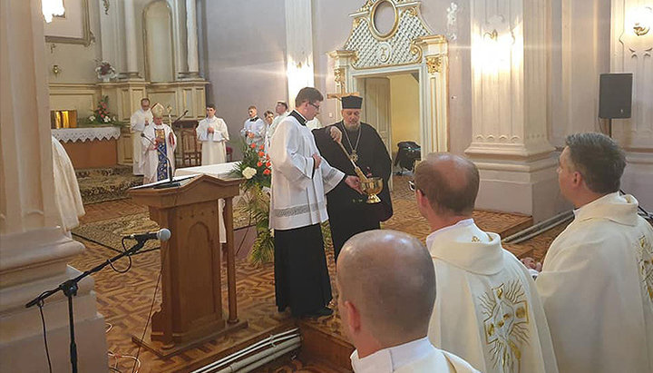 Slujba comună de sfințire a Capelei Dominicane de către clerul BOaU, BRC și BUGC. Imagine: pagina de Facebook a lui Sveatoslav Nikorovici