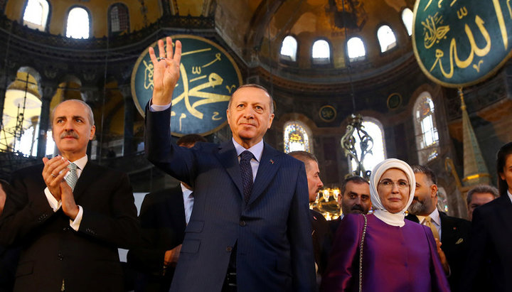 Эрдоган с супругой и представителями турецких властей в соборе Святой Софии. Фото: newsit.gr