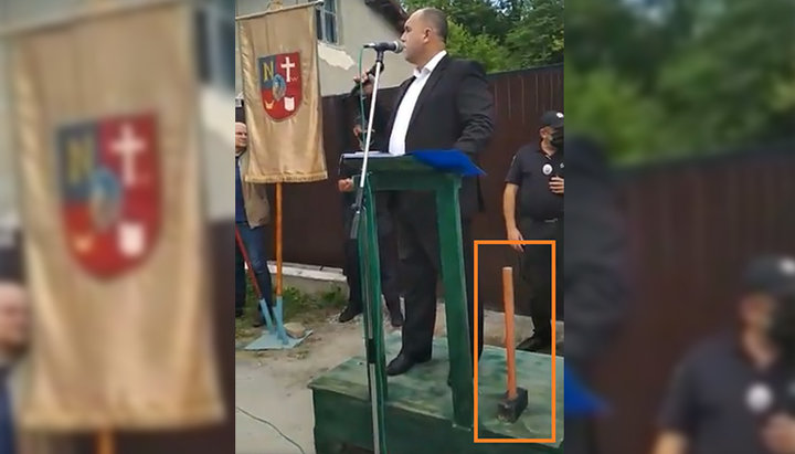 Igor Grinkiv, mayor of Zolochiv, brought along the sledgehammer to the “veche” against the UOC, which took place at the house of the clergy of the canonical Church. Photo: screenshot of the video on Grinkiv's Facebook page