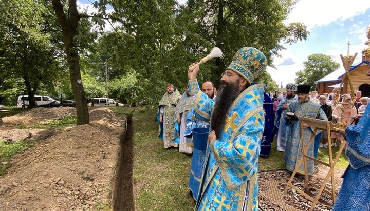 Митрополит Винницкий и Барский Варсонофий освятил место под строительство храма в с. Шевченко. Фото: Винницкая епархия