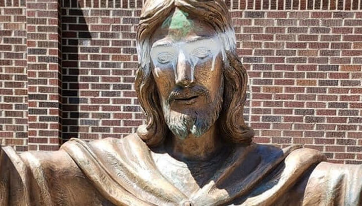 Осквернена статуя Ісуса Христа. Фото: complicitclergy.com