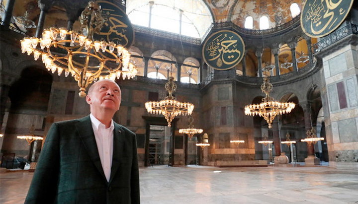 Ердоган особисто перевірив, як проходить перетворення собору Святої Софії на мечеть. Фото: britannica.com