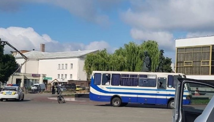 The bus in which the Lutsk terrorist is holding people hostage. Photo: dialog.ua