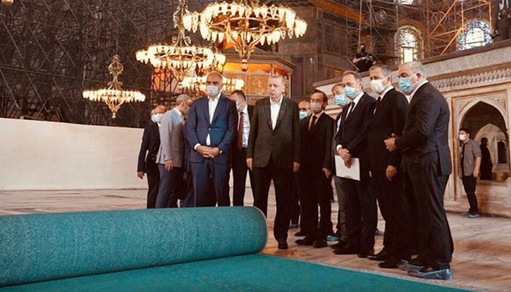 Эрдоган осматривает ход работ по превращению храма  Святой Софии в мечеть. Фото: real.gr