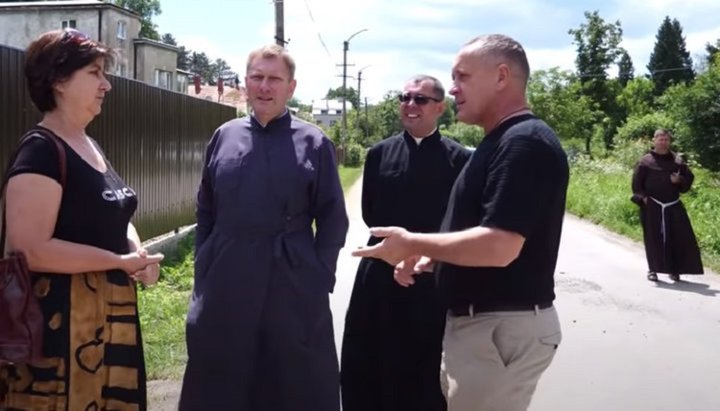 The persecution of the UOC priest and believers in Zolochiv began with the intervention of local UGCC representatives. Photo: YouTube