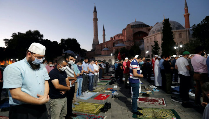 Musulmanii se roagă lângă Sfânta Sofia. Imagine: sputnik.by