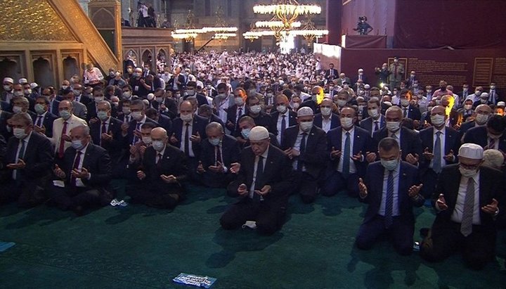 The first Muslim prayer at Hagia Sophia after the reconversion of the cathedral from a museum into a mosque. Photo: ntv.com.tr