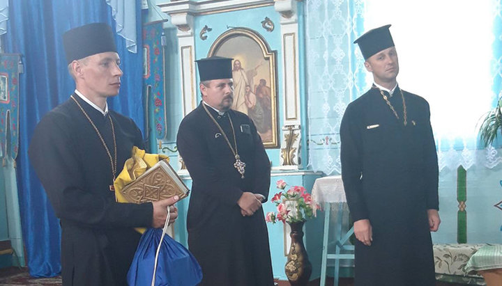 Τρεις από τους τέσσερις κληρικούς της OCU που έσπασαν κλειδαριά στην πόρτα του ναού της UOC στο χωριό Ζαμπολότσι και τέλεσαν «Θεία Λειτουργία» σε αυτό. Φωτογραφία: foma.ru