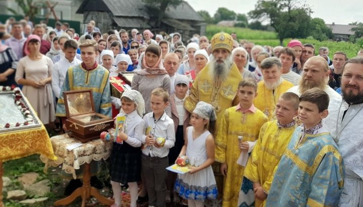 Metropolitan Sergiy of Ternopil and Kremenets, surrounded by believers of the UOC in the village of Stenka. Photo: Ternopil Eparchy