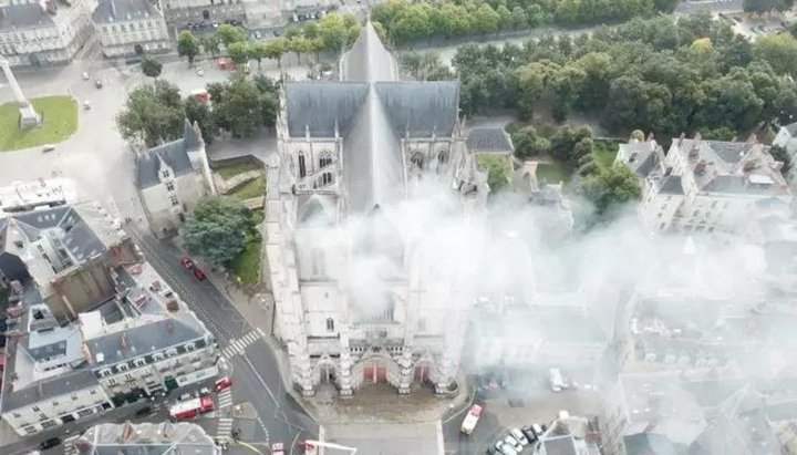Πυρκαγιά στον καθεδρικό ναό της Νάντης της Ρ/Καθ. Εκκλησίας, 18.07.20. Φωτογραφία: Le Monde/AP