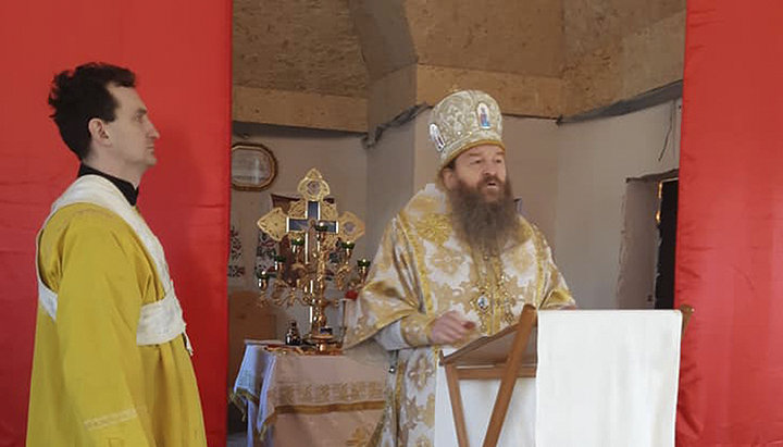 «Αρχιεπίσκοπος» της OCU Αθανάσιος Σκουρουπί κατηγόρησε τον Ζελένσκι για προδοσία. Φωτογραφία: σελίδα Facebook της Yulia Manoylenko