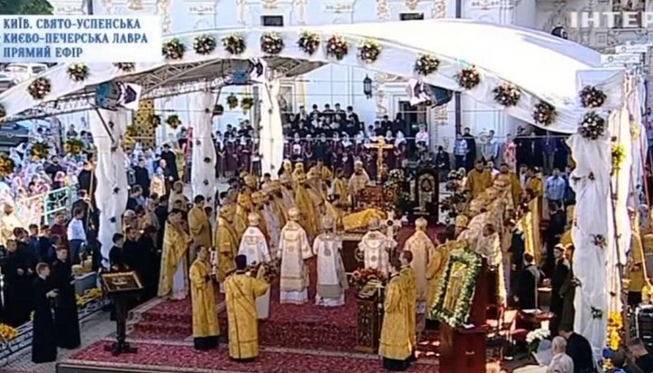 Liturghia festivă pe piața din fața catedralei Adormirii Maicii Domnului în ziua Creștinării Țării Rusiei. Imagine: screenshot / video / 