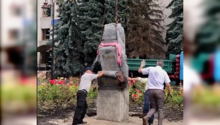 Процес установки пам'ятника Томосу ПЦУ в Дубно. Фото: скріншот / відео / facebook.com / teza.tv