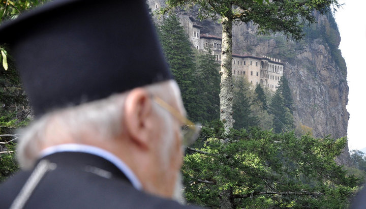 Ο πατριάρχης Βαρθολομαίος μπροστά από το μοναστήρι της Παναγίας Σουμελά στον Πόντο. Φωτογραφία: vimaorthodoxias.gr