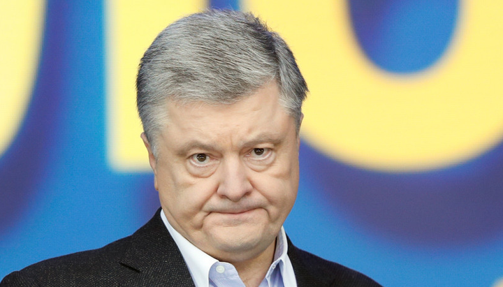 Порошенко й далі продовжує себе закопувати