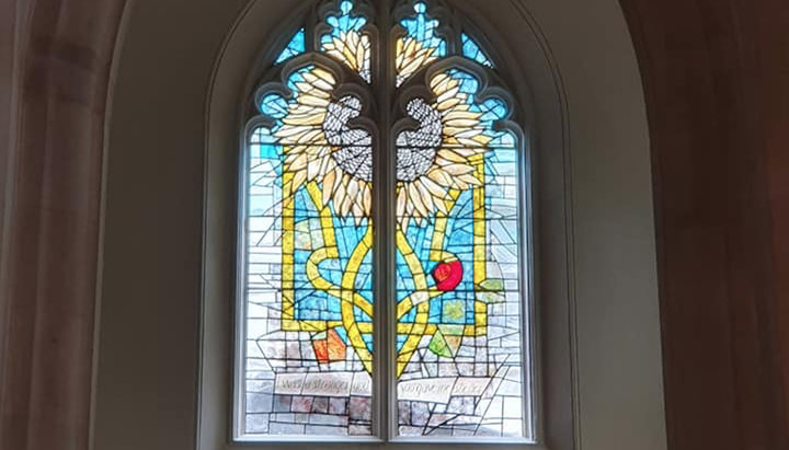 Окно с трезубцем в St. James’s Church in Sussex Gardens. Фото: facebook