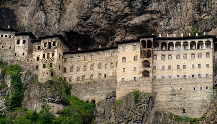 Manastirea Panagia Soumela din Turcia. Imagine: postimg.cc/Across_Valley
