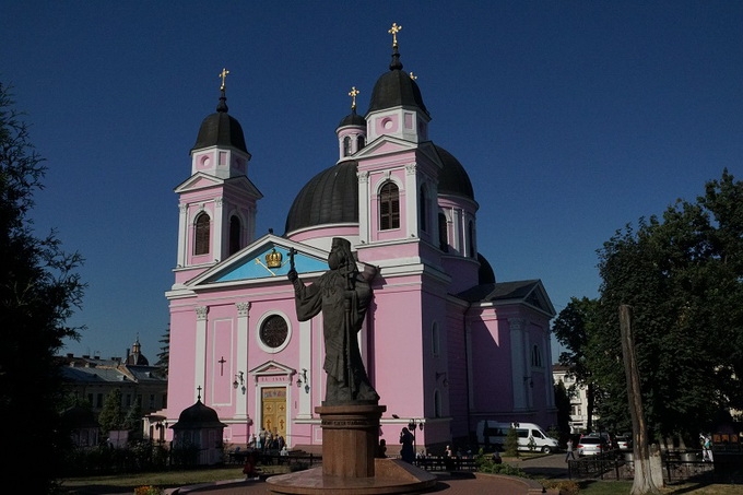 З Чернівців розпочався архіпастирський візит Блаженнішого Митрополита Онуфрія в західні єпархії Української Православної Церкви