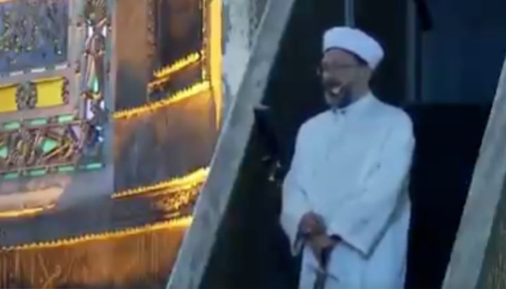 Алі Ербас під час проповіді в мечеті Айя Софія c мечем в руках. Фото: скріншот twitter