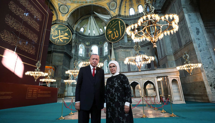 The Turkish President with his wife at Hagia Sophia in Istanbul. Photo: newsit.gr