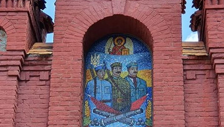 Στο αέτωμα του ναού των Ουνιτών στο Τρουσκαβέτς απεικόνισαν τη «Τριάδα UPA»