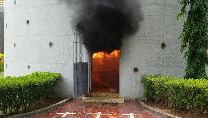 У Нікарагуа католицький собор підпалили «коктейлем Молотова». Фото: cbcpnews.net