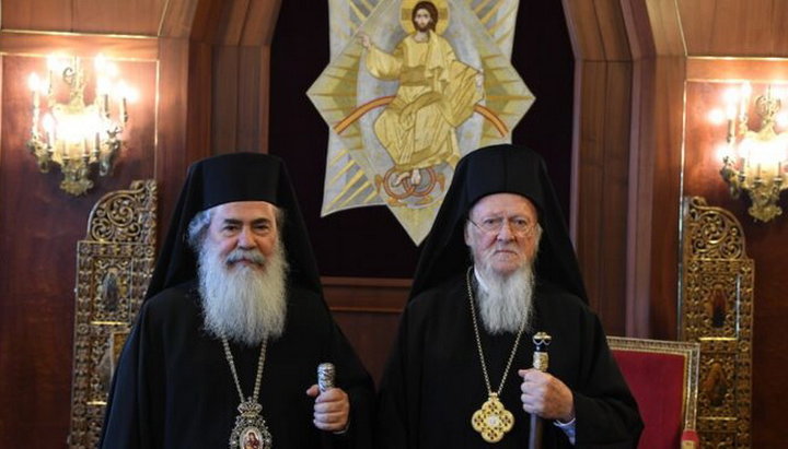 Патріарх Єрусалимський Феофіл III і патріарх Варфоломій. Фото: ukrinform.ru