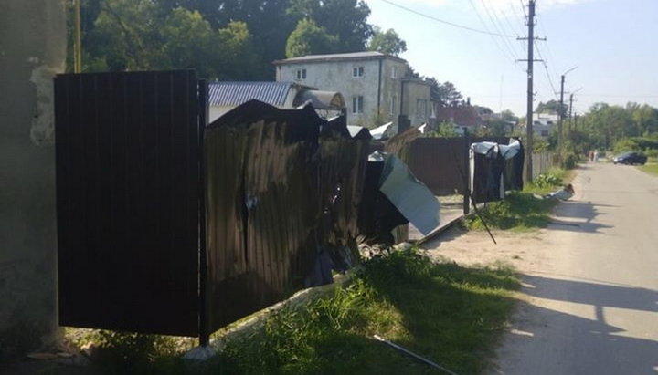 Στο Ζολοτσίβ μασκοφόροι μαχητές έσπασαν φράχτη του σπιτιού του ιερέα UOC. Φωτογραφία: facebook.com/mykola.danylevych