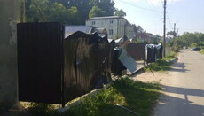 Στο Ζολοτσίβ μασκοφόροι μαχητές έσπασαν φράχτη του σπιτιού του ιερέα UOC